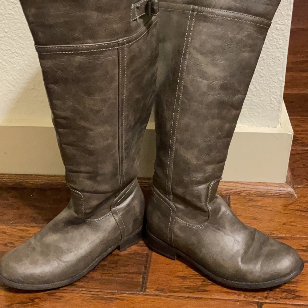 Women's wide leg 6 1/2 grey knee high boots